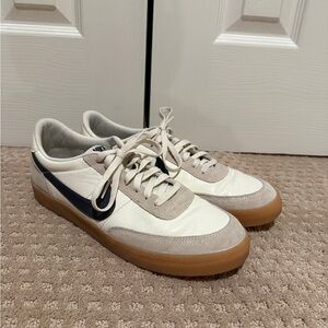 Nike Men's White and Gray Sneakers with Gum Sole
